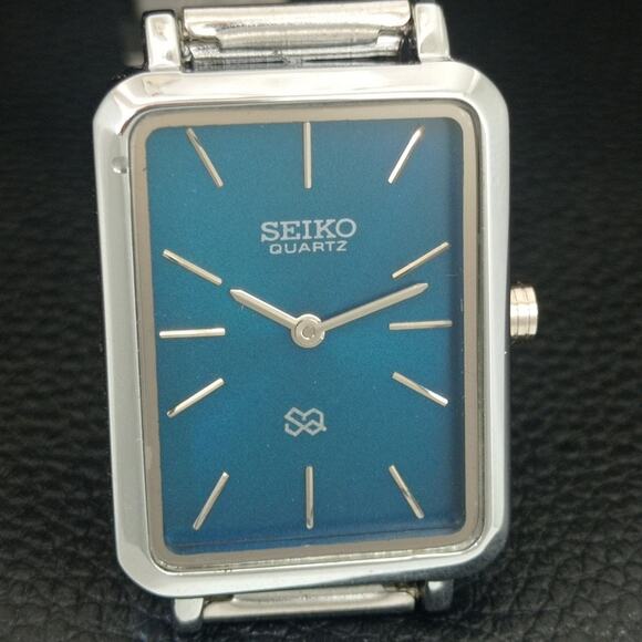Vintage Style Seiko Quartz Mens Silver Watch & Blue accents W/ Steel Strap - Picture 4 of 8